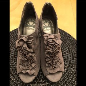 FERGALICIOUS Gray Sz 7.5M Stiletto HEELS